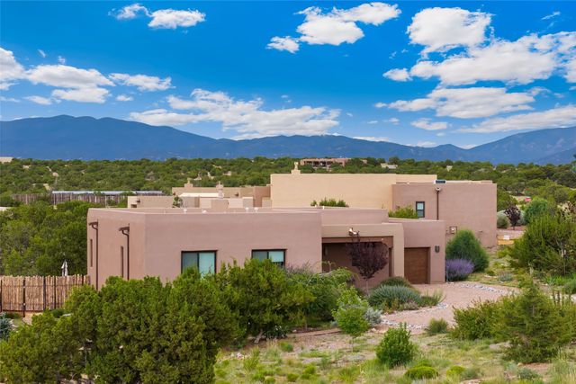 8 Via Harena, Santa Fe, NM 87507