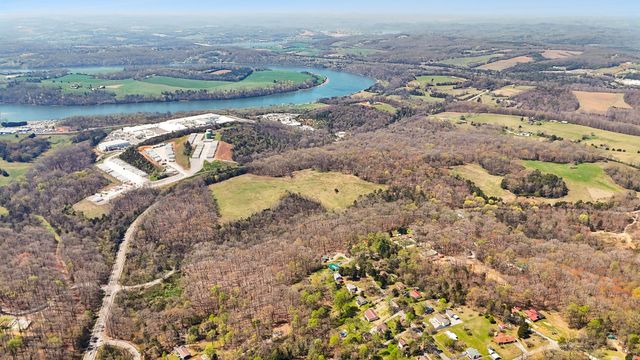 1300 Old Sugar Limb Rd, Loudon, TN 37774