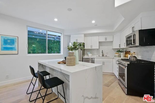 842 11th St 1, Santa Monica, CA 90403