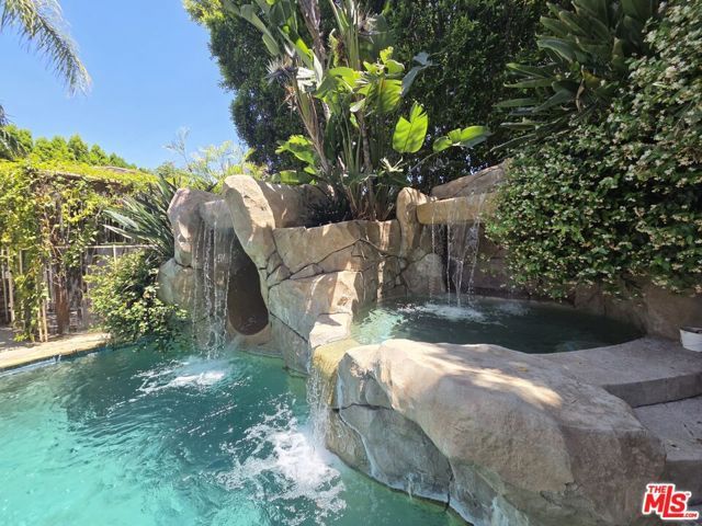 5230 Quakertown Avenue, Woodland Hills (los Angeles), CA 91364