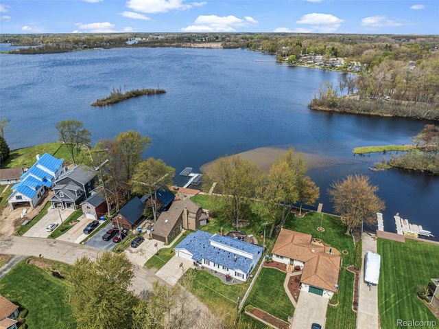 3142 Ponemah Drive, Fenton Charter Township, MI 48430