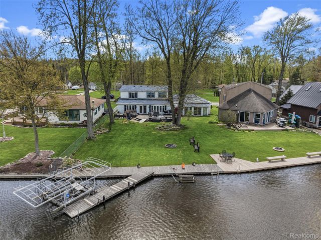 3142 Ponemah Drive, Fenton Charter Township, MI 48430