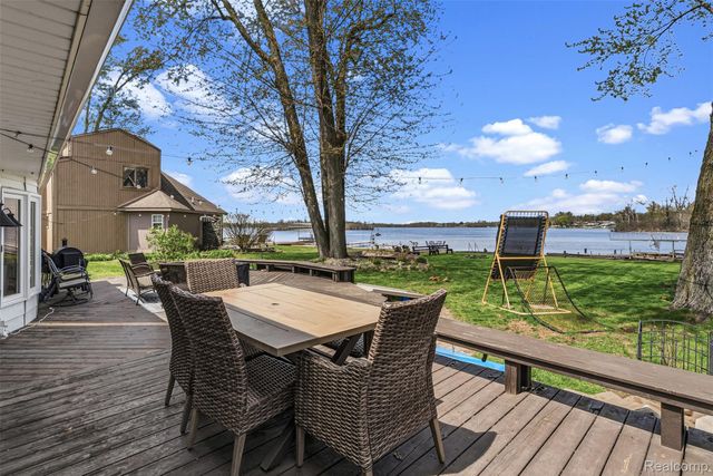 3142 Ponemah Drive, Fenton Charter Township, MI 48430
