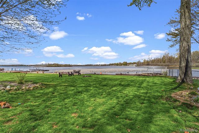 3142 Ponemah Drive, Fenton Charter Township, MI 48430