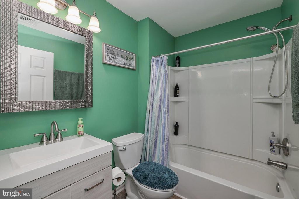 2800 NEW FALLS RD, Levittown, PA 19056