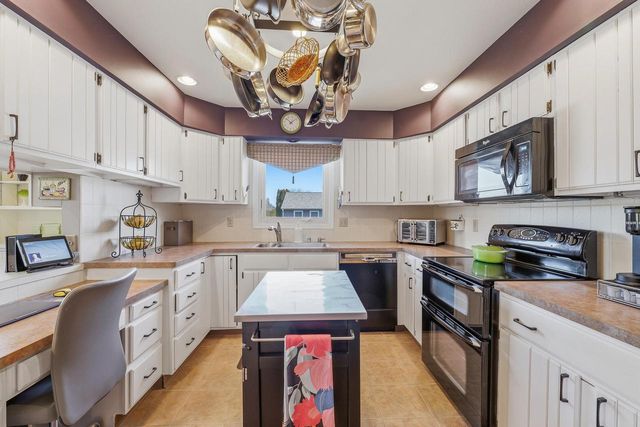 3517 Willow CIRCLE, Sheboygan, WI 53083