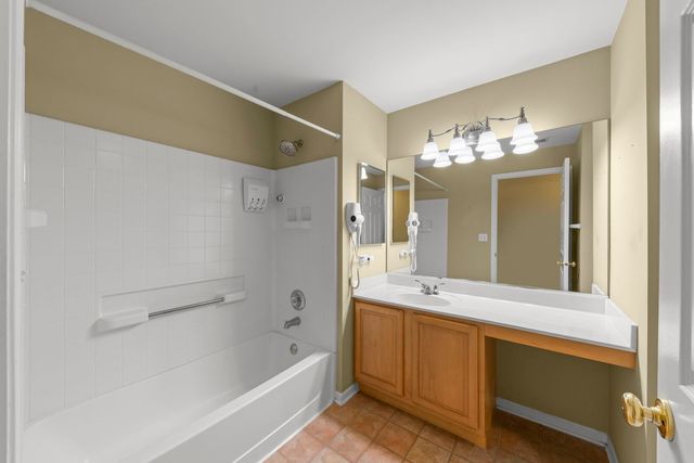 31704 Kline Circle 3170, Warrenville, IL 60555