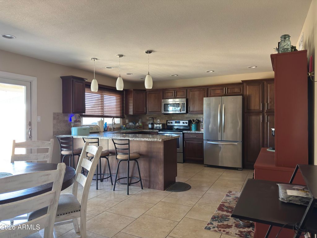 Image 5 of property listing at 14619 N 31ST Lane, Phoenix, AZ 85053