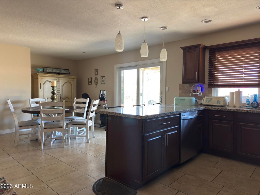 Image 6 of property listing at 14619 N 31ST Lane, Phoenix, AZ 85053