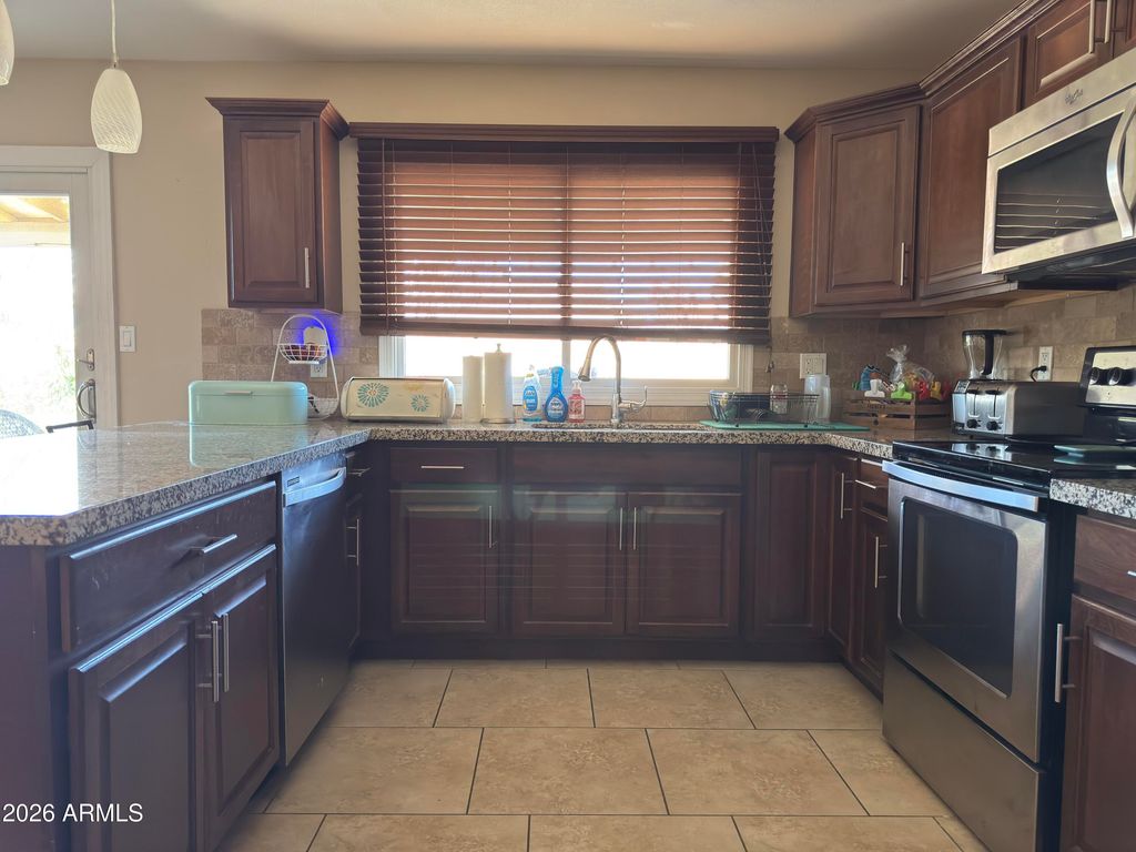Image 7 of property listing at 14619 N 31ST Lane, Phoenix, AZ 85053