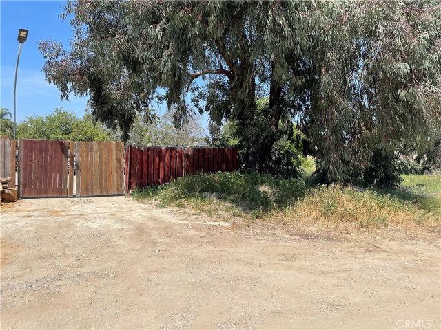 711 Meridian, Colton, CA 92324