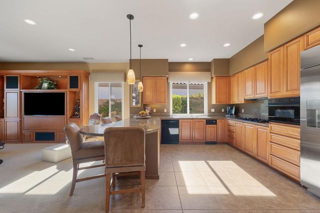 396 Tomahawk Drive, Palm Desert, CA 92211