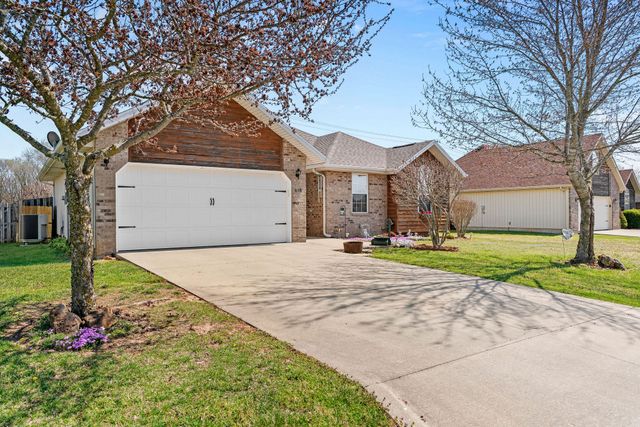 638 N Cox Avenue, Republic, MO 65738