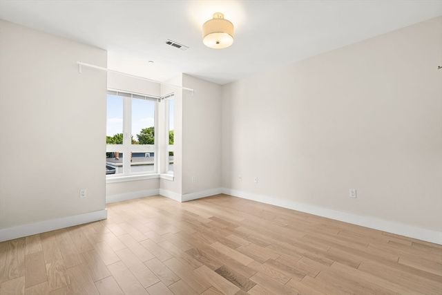 1975 Massachusetts Ave 302, Cambridge, MA 02140
