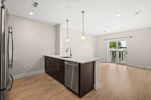 1975 Massachusetts Ave 302, Cambridge, MA 02140