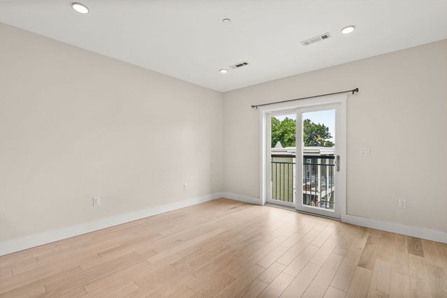 1975 Massachusetts Ave 302, Cambridge, MA 02140