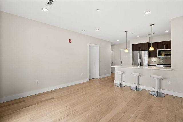 1975 Massachusetts Ave 302, Cambridge, MA 02140