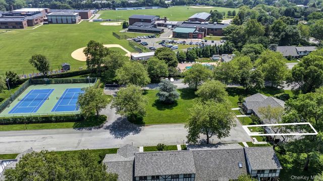 10 Lealand Lane Unit 19, Southampton, NY 11968