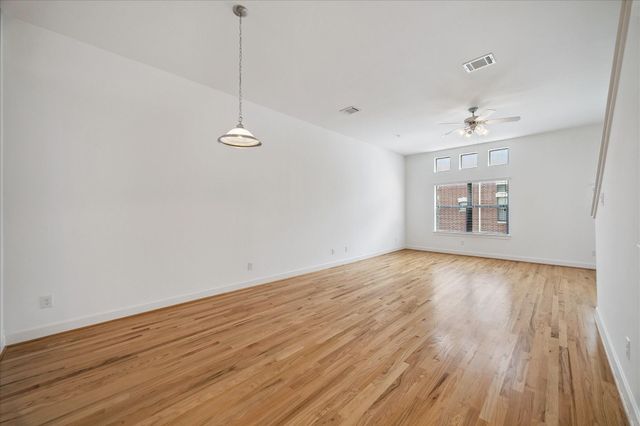 648 Westcross Street 303, Houston, TX 77018