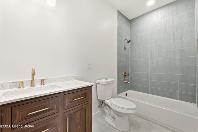 6592 Sylvania 6 Rd, Louisville, KY 40258
