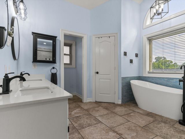102 Kings Place, Joshua, TX 76058