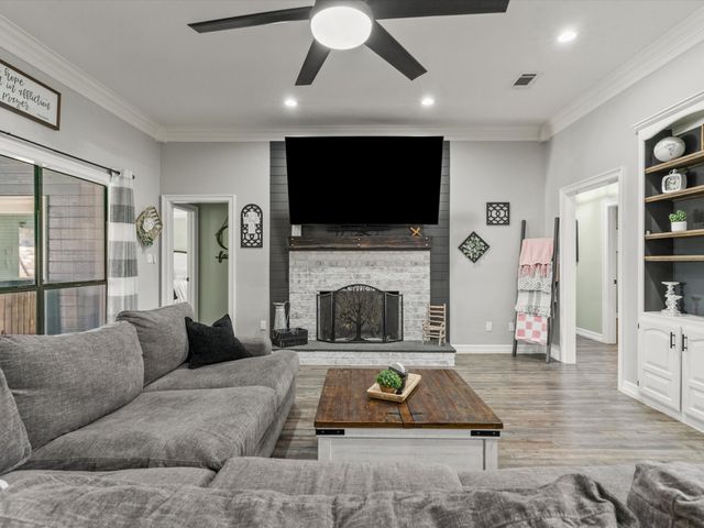 102 Kings Place, Joshua, TX 76058