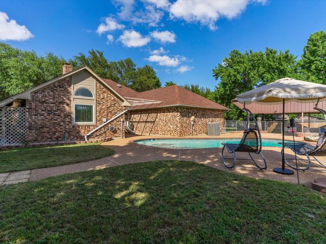 102 Kings Place, Joshua, TX 76058