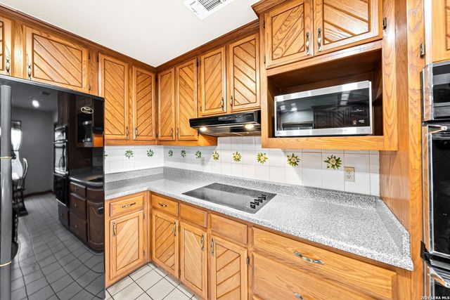 14320 La Vernia Rd, St Hedwig, TX 78152