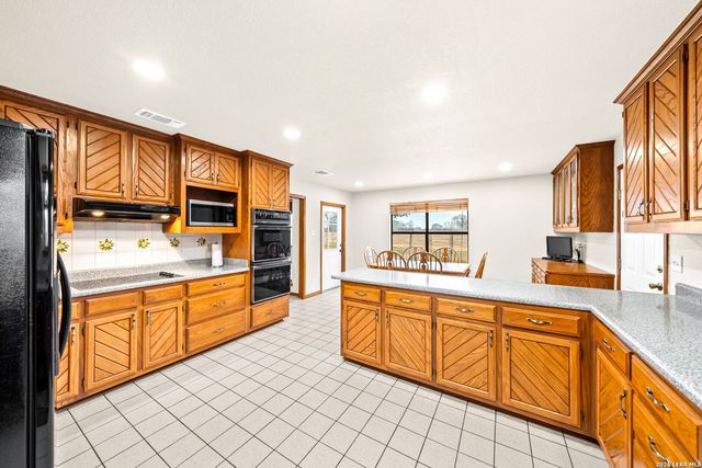 14320 La Vernia Rd, St Hedwig, TX 78152