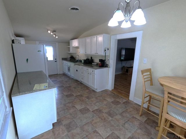 932 Bedford RD, Vinton, VA 24179