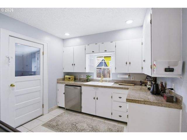 9842 Se HAROLD St, Portland, OR 97266