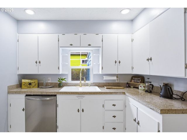 9842 Se HAROLD St, Portland, OR 97266