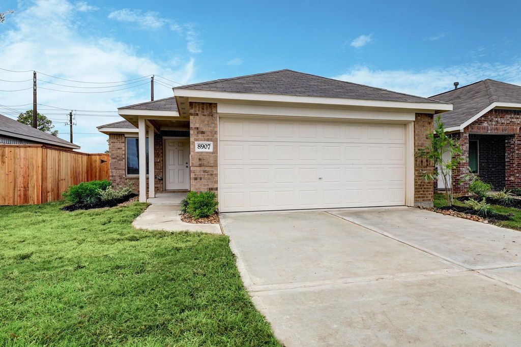 8907 Estes Lake Drive, Baytown, TX 77521