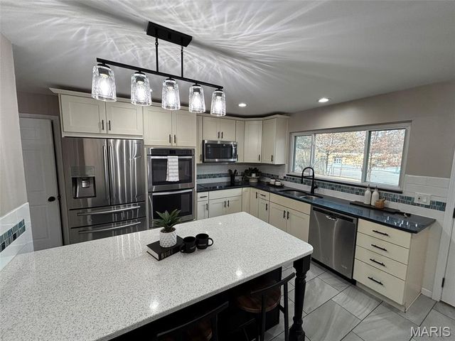 3835 Greengrass Drive, Florissant, MO 63033