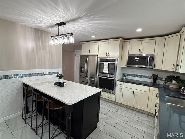 3835 Greengrass Drive, Florissant, MO 63033