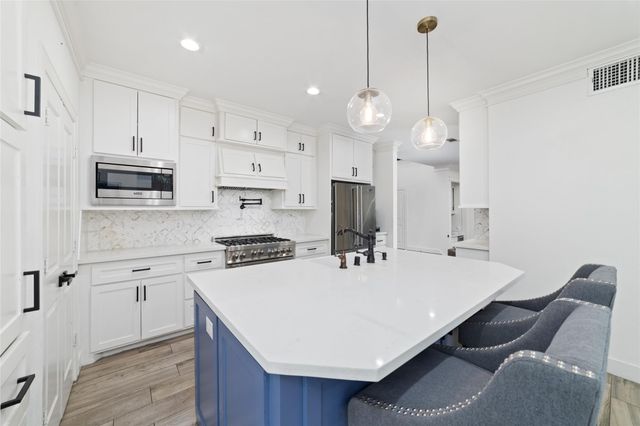 22 Sugarberry Circle, Houston, TX 77024