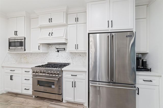 22 Sugarberry Circle, Houston, TX 77024