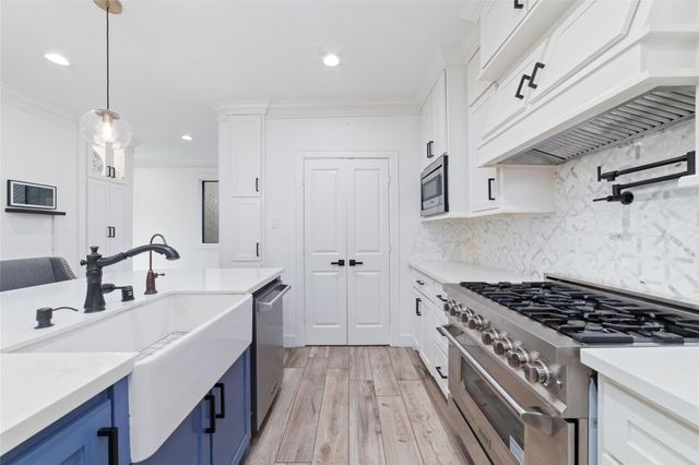 22 Sugarberry Circle, Houston, TX 77024