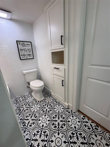 22 Sugarberry Circle, Houston, TX 77024