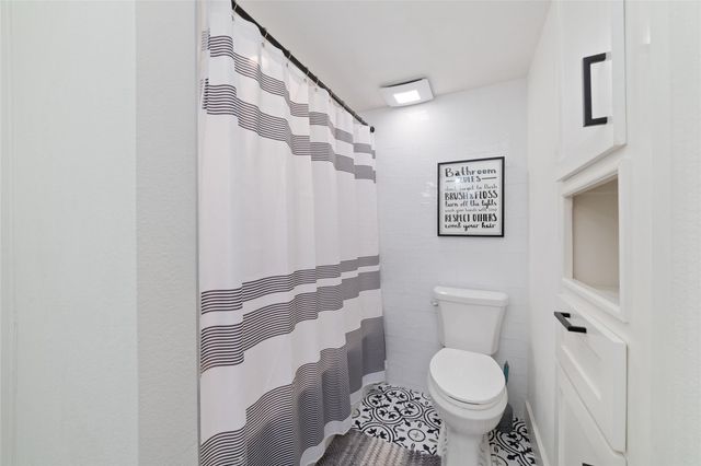 22 Sugarberry Circle, Houston, TX 77024