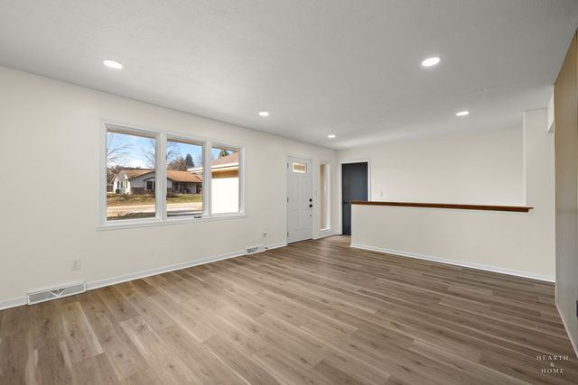 1004 Portsmouth Drive, Rockford, IL 61102