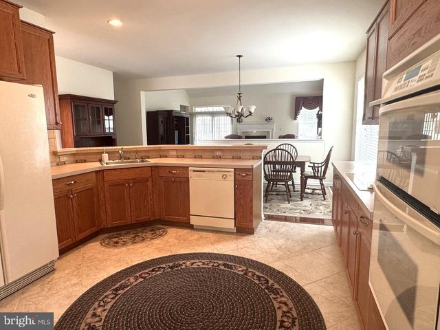 11 LUCAYA CIR, Hamilton, NJ 08691
