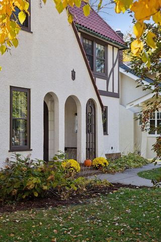 2260 Sargent Avenue, Saint Paul, MN 55105