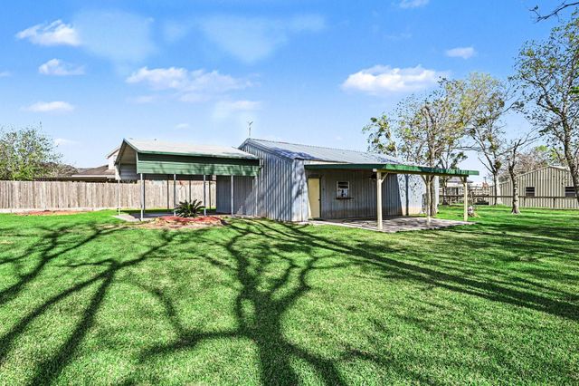 3913 County Road 106, Bay City, TX 77414