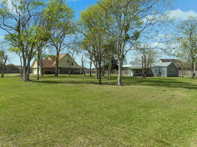 3913 County Road 106, Bay City, TX 77414