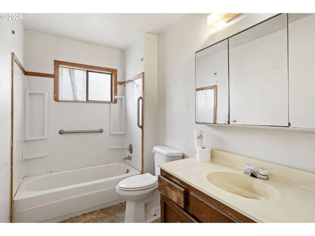 531 Nw HARRISON St, Canyonville, OR 97417