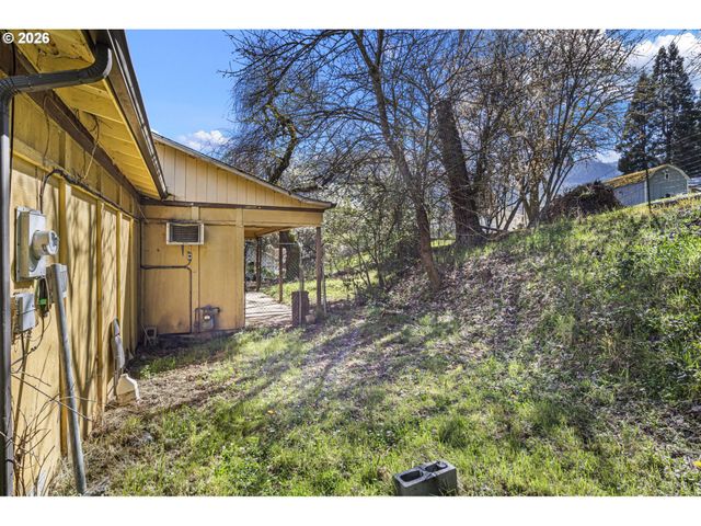 531 Nw HARRISON St, Canyonville, OR 97417