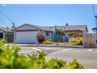 3845 Nw JETTY Ave, Lincoln City, OR 97367