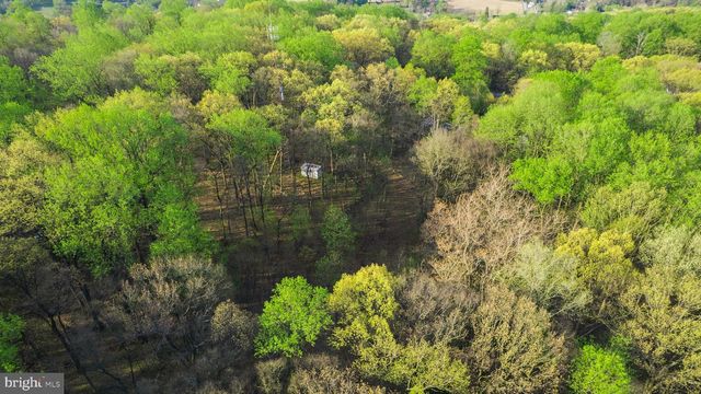 4825 S MOUNTAIN DR, Emmaus, PA 18049