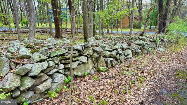 4825 S MOUNTAIN DR, Emmaus, PA 18049